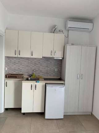 Гостевой дом Jelić apartmani Сутоморе Стандартный трехместный номер с видом на море-8